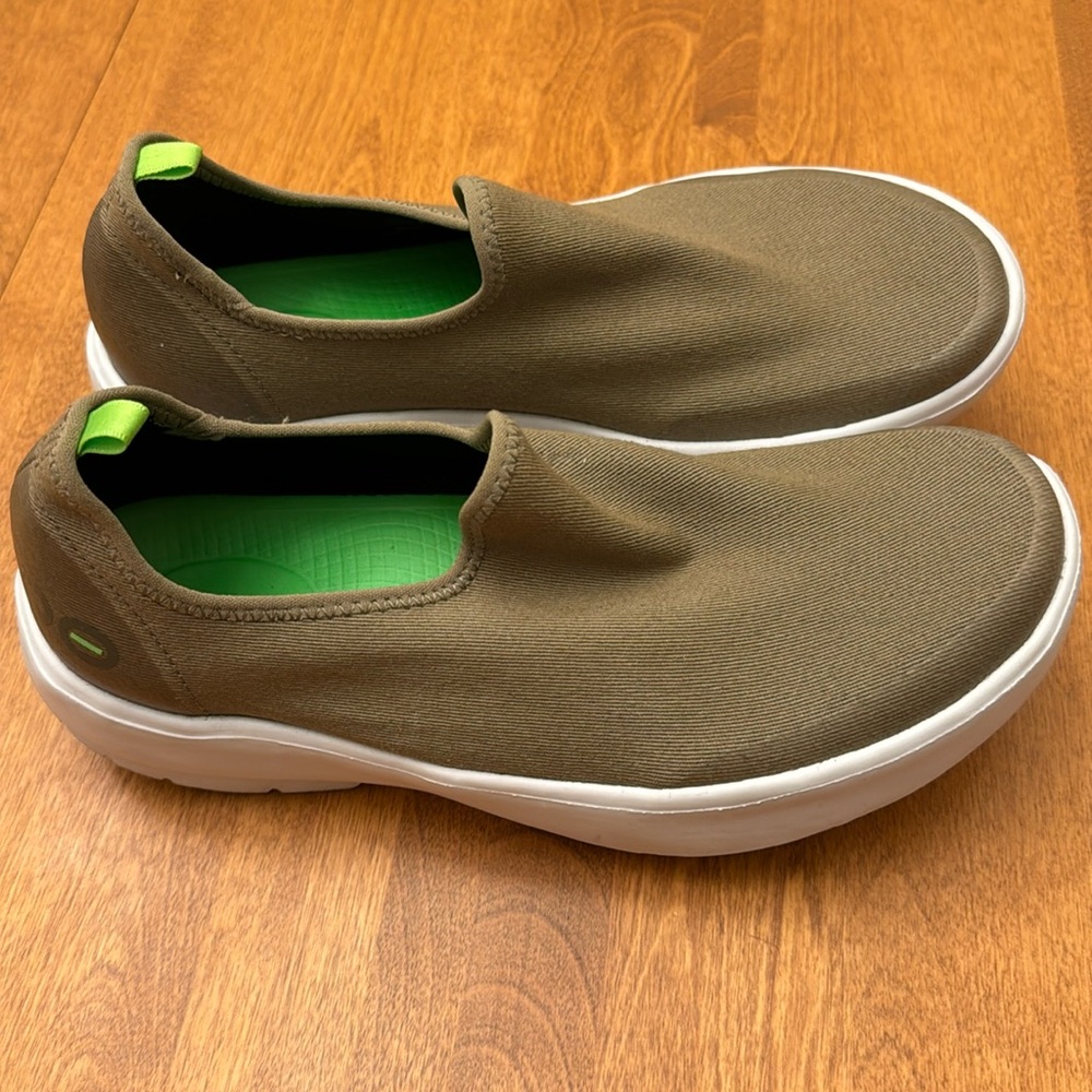 Oofos shoes tan Women’s 7.5 omg recovery slip-on